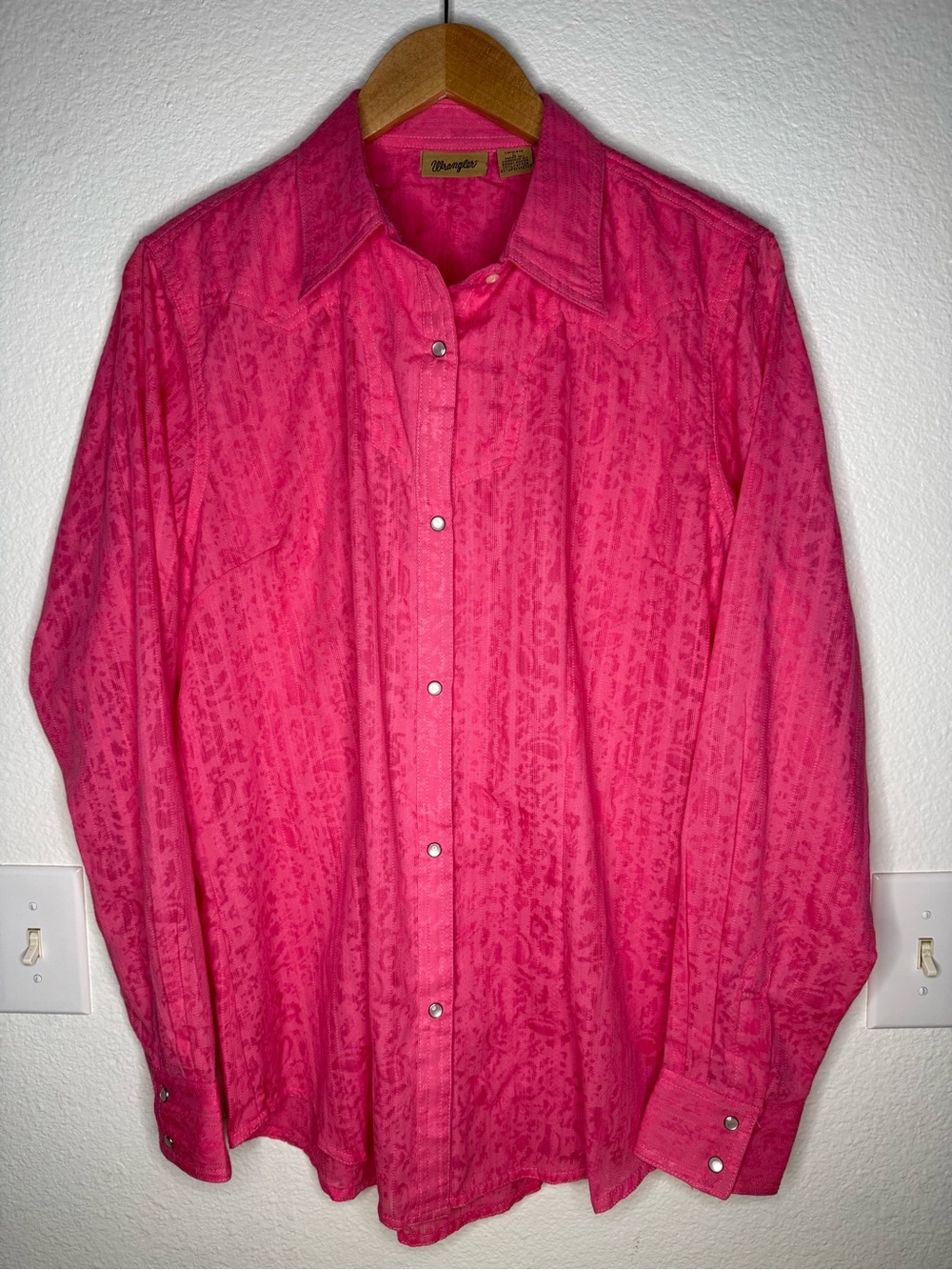 Wrangler Western Shirt Hot Pink w/Pearl Snaps Long Sleeve Texture Women’s Size L